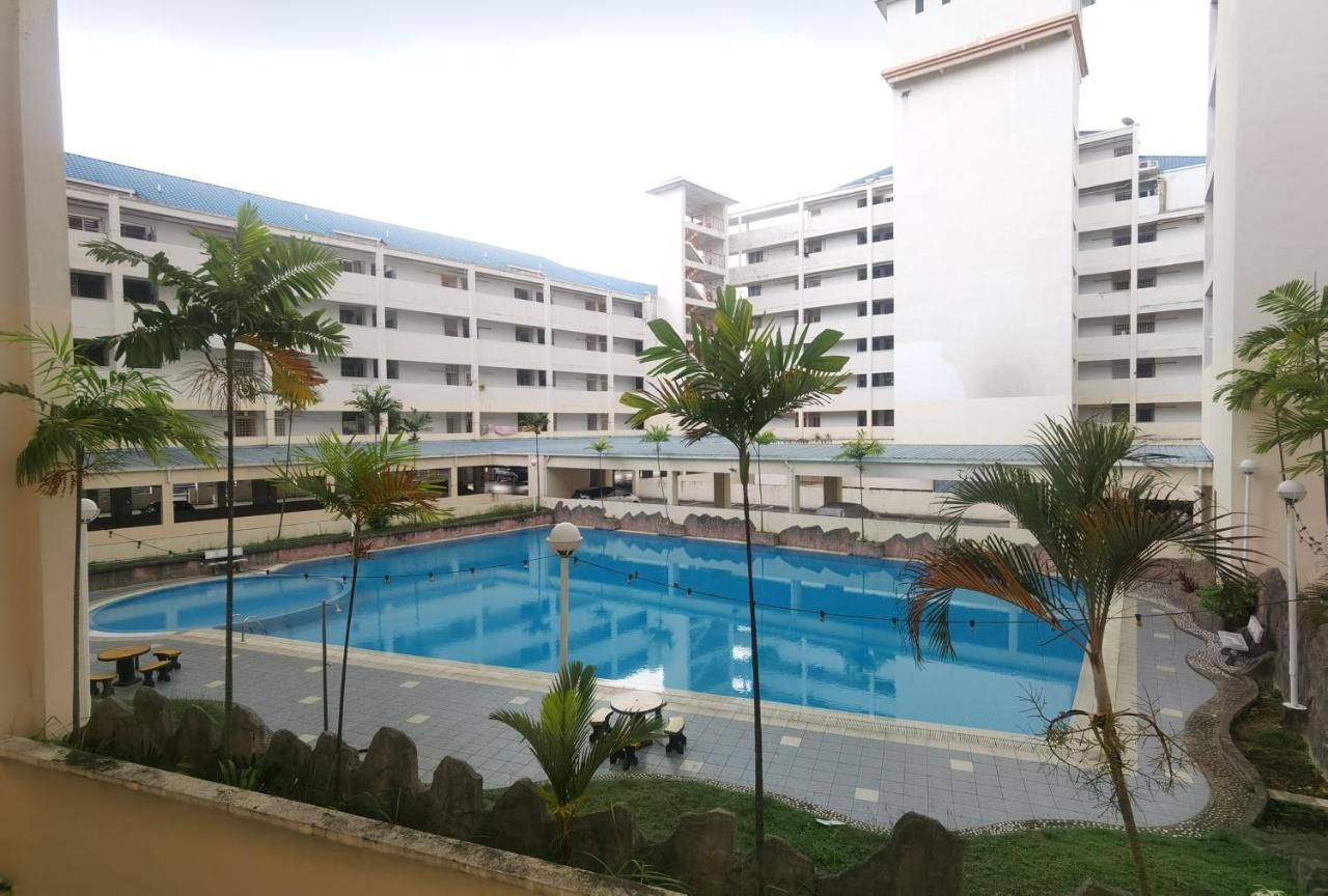 Apartment 3 2 Parking 10pax Psr Comfy Sofa&bed Near Mrt Eateries Mcd Seri Kembangan